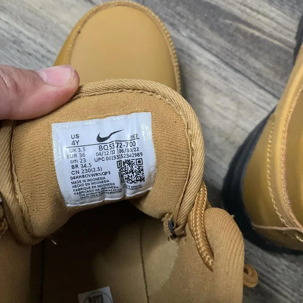 Nike Manoa Lace Up Boot in Wheat Color Big Kid Boys Sz 4